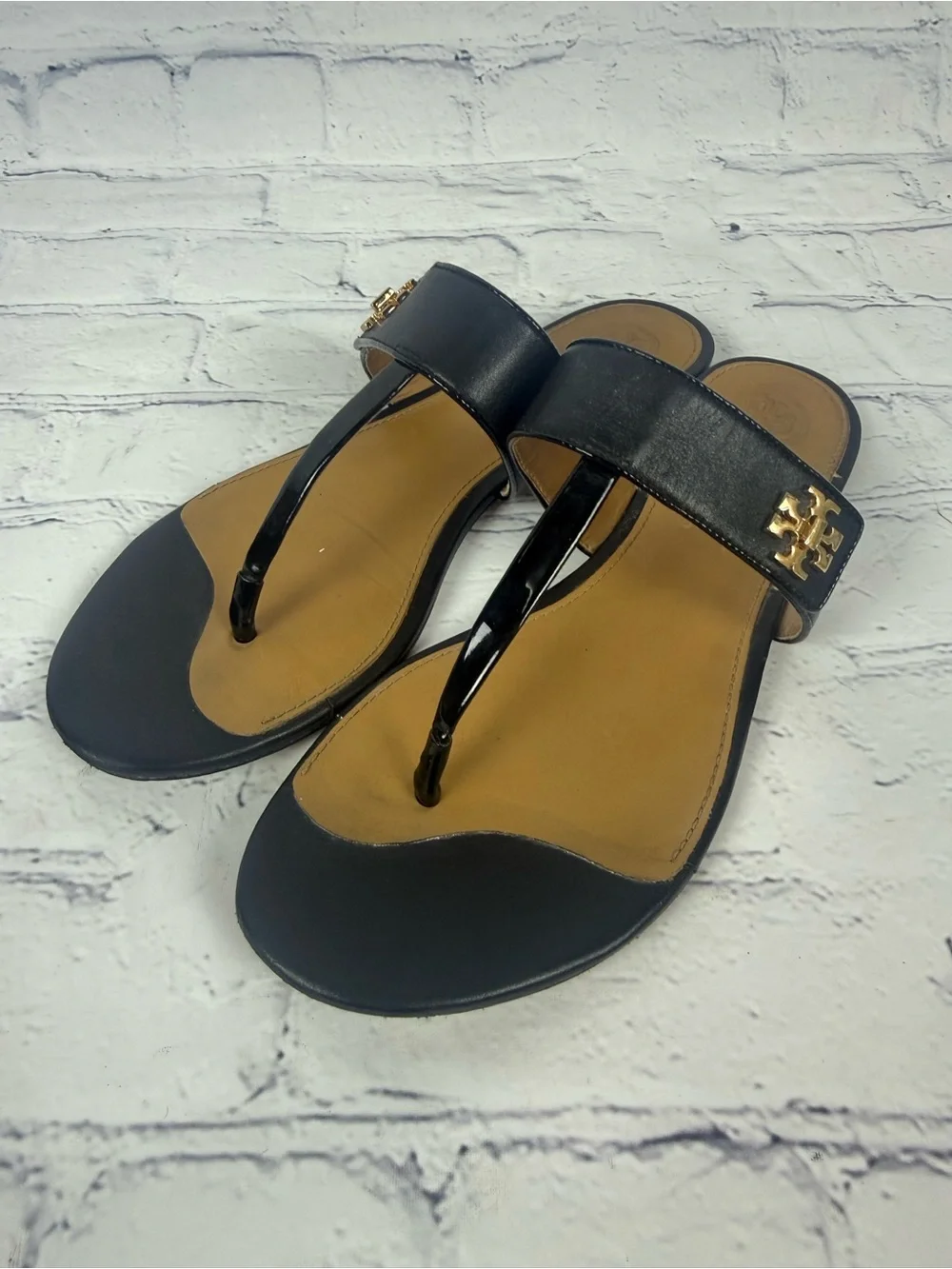 Tory Burch Kira Thong Sandal 8 Black Leather Gold Logo Lock Flat Flip Flop Slide